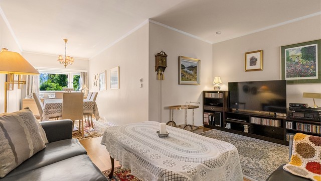 Stuen har gode møbleringsmuligheter med plass for flere soner