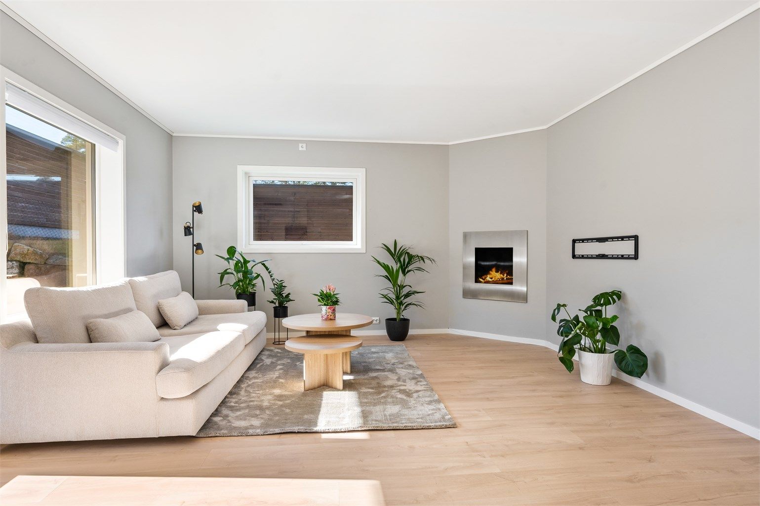 Veggflater er pent ivaretatt uten skjemmende merker som spikerhull o.l. 