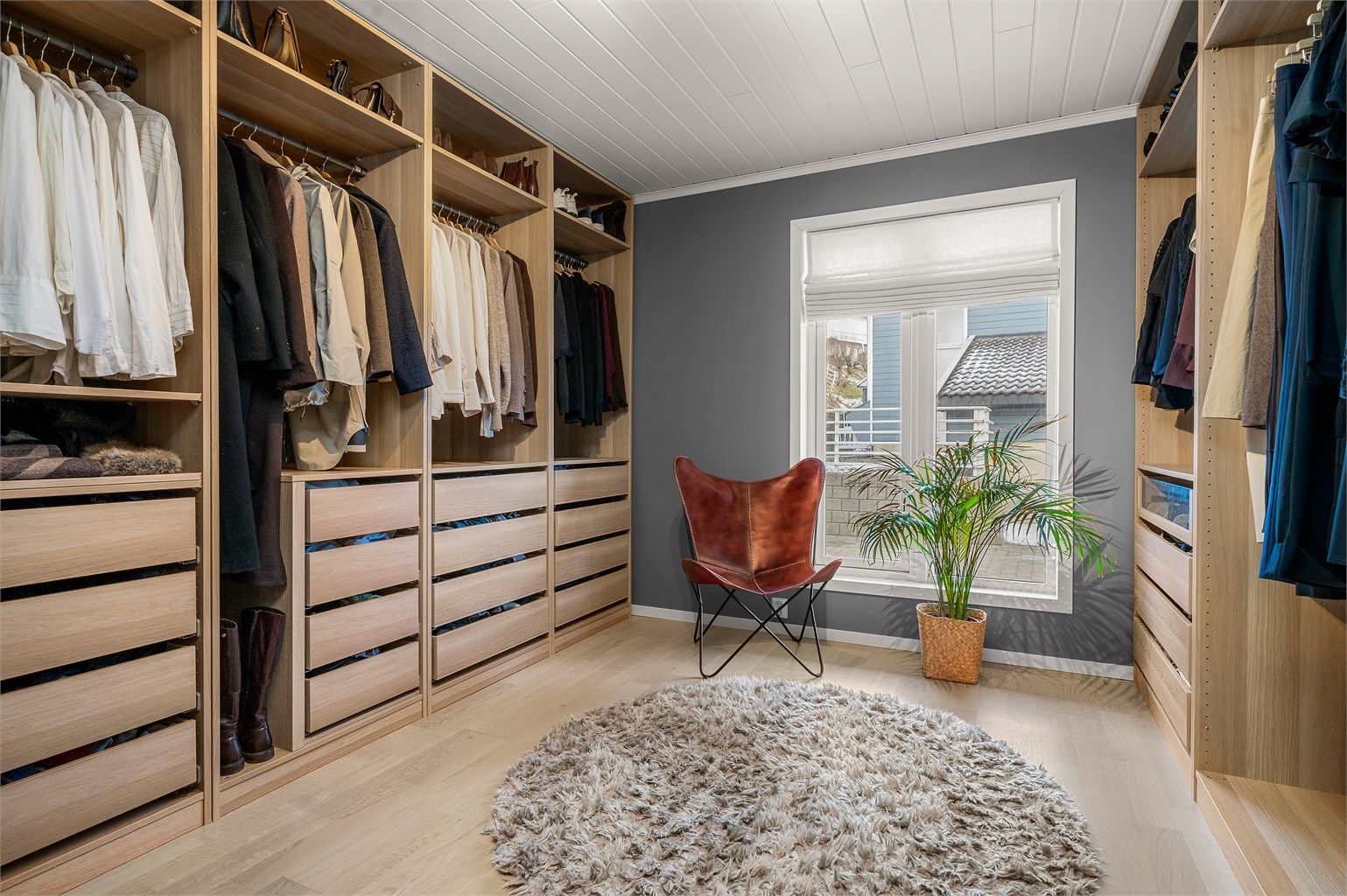 Soverom 3 er på 10 kvm og benyttes i dag som en romslig walk-in closet.