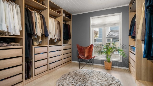 Soverom 3 er på 10 kvm og benyttes i dag som en romslig walk-in closet.