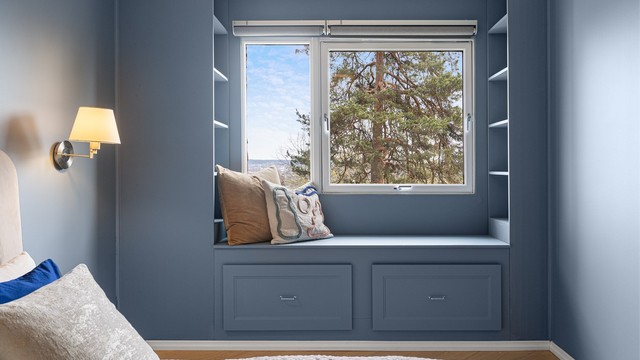 Vindusbenken er en sjarmerende detalj som gir en hyggelig lesekrok og skjult oppbevaring i skuffene under.