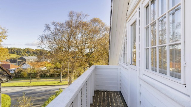 Balkong i andre etasje med utsyn over nærområdet og villabebyggelsen.