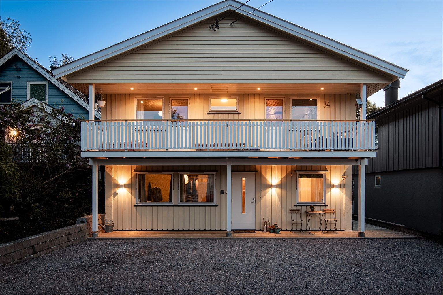 Stor og fin gårdsplass med flere biloppstillingsplasser 