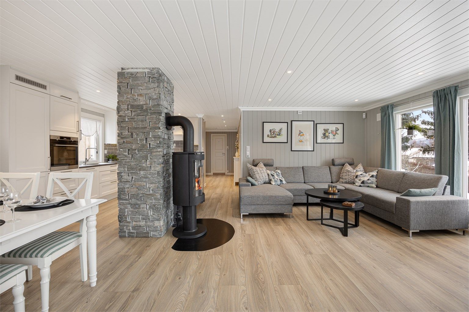 Den romslige stuen gir fleksible møbleringsmuligheter for både sofagruppe og spisebord.