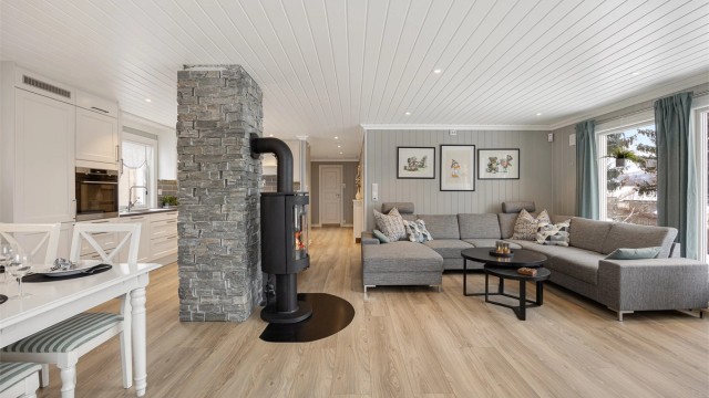 Den romslige stuen gir fleksible møbleringsmuligheter for både sofagruppe og spisebord.