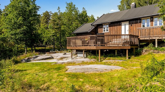 På eiendommen er det også opparbeidet gressplen, perfekt til lek og moro for både store og små.