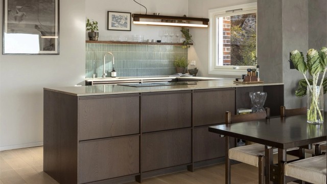 Leiligheten ble pusset opp i 2021/2022 med blant annet et moderne kjøkken med en åpen og sosial løsning mot stuen.
Foto: Petter Tanum/Tanum Foto