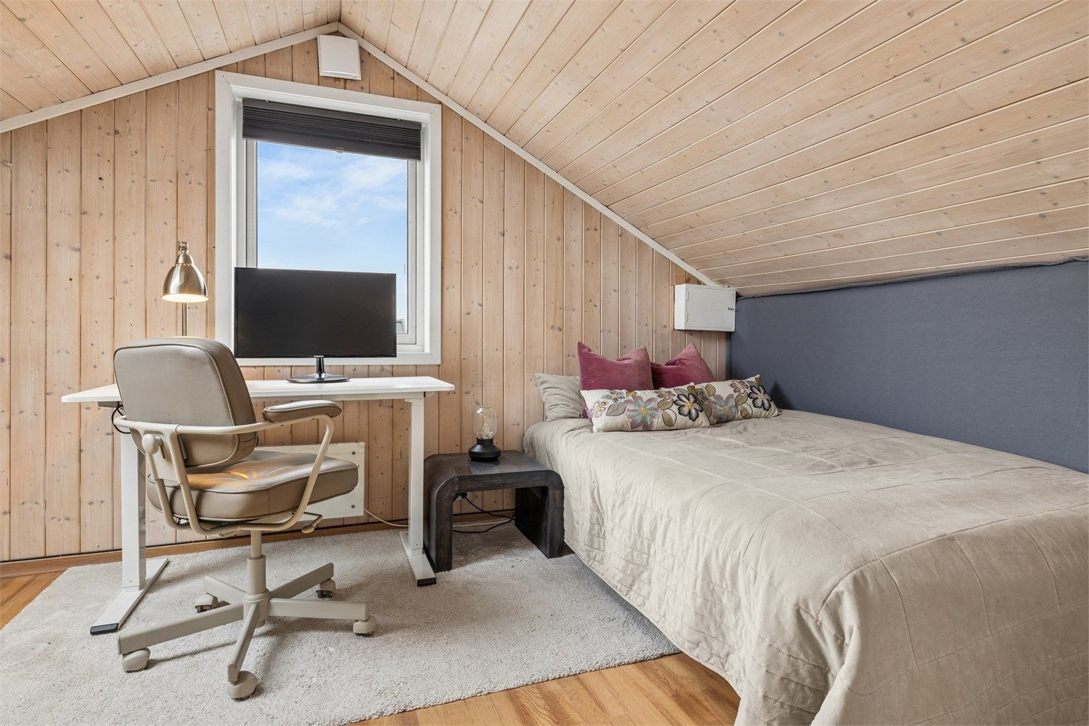 Et av soverommene på loftet, ideelt som barnerom, gjesterom eller kontor.