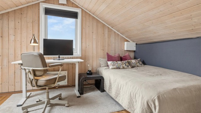 Et av soverommene på loftet, ideelt som barnerom, gjesterom eller kontor.