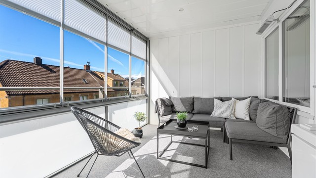 Balkongen oppleves som en forlengelse av stuen.