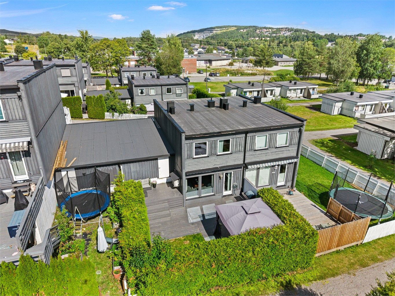Fra boligen er det kort vei til både servicetilbud og rekreasjonsområder. Kort gåavstand til skoler og barnehager