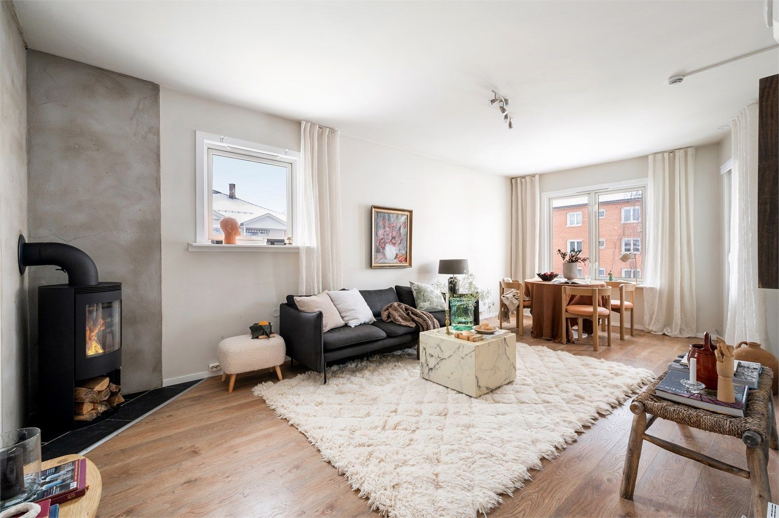 Stuen er romslig og kan enkelt innredes med sofagruppe og salongbord, samt annet ønskelig stuemøblement. 