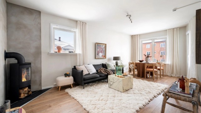 Stuen er romslig og kan enkelt innredes med sofagruppe og salongbord, samt annet ønskelig stuemøblement.