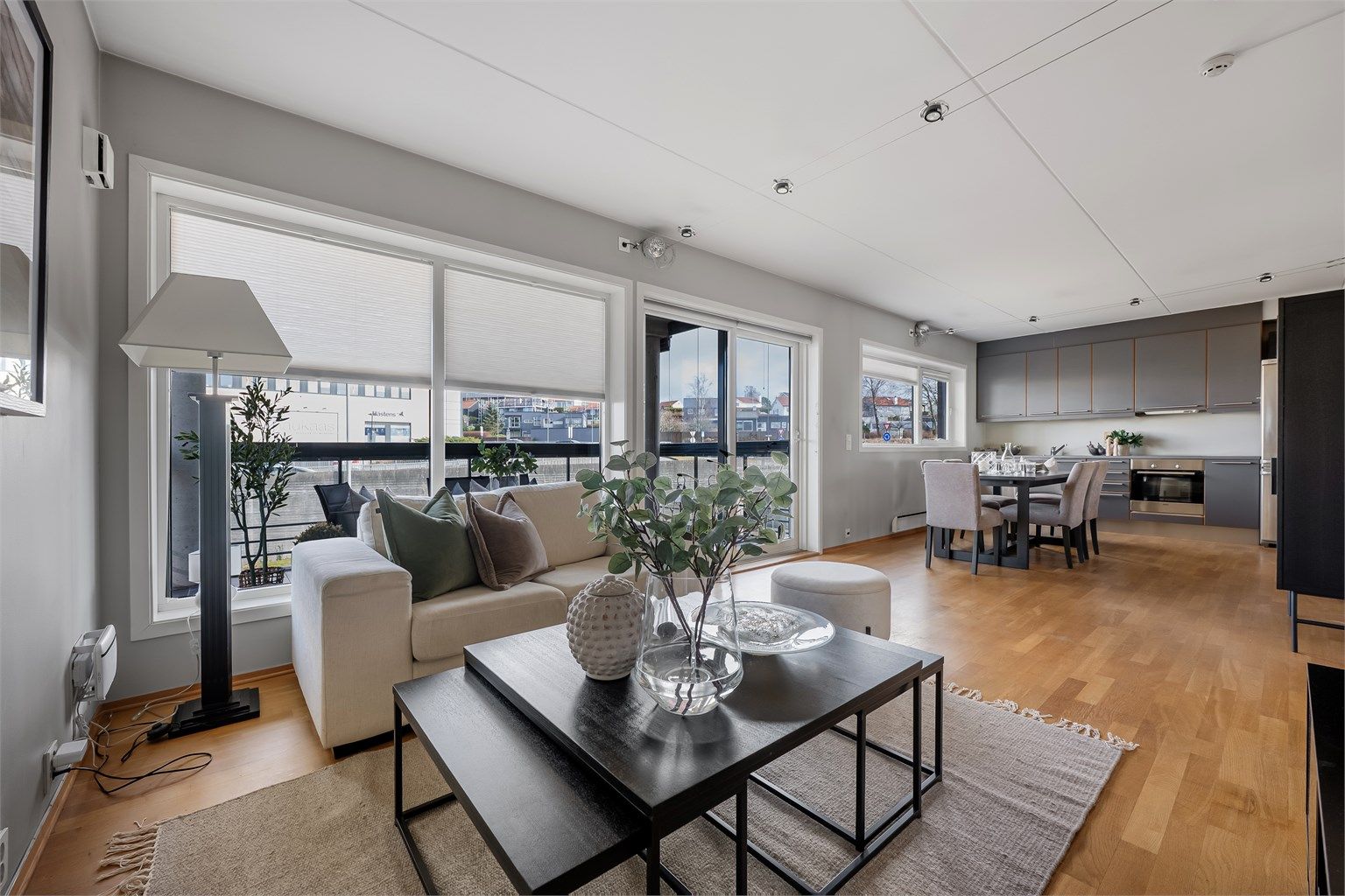 
Leiligheten har gjennomgående parkett på alle gulvflater, med unntak av bad hvor det er fliser. Ellers smalte vegger og lys himling. 
