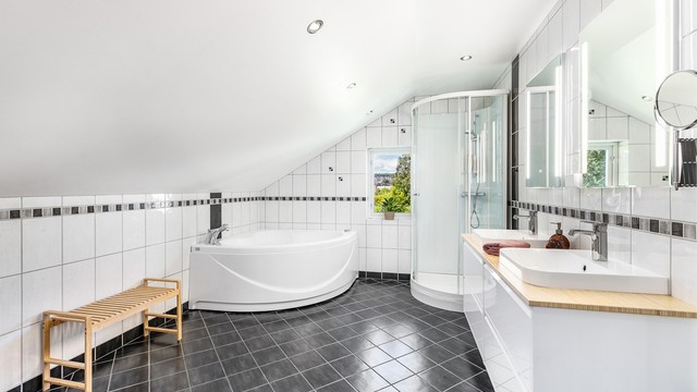 Badet ble i 2024 oppgradert med ny servantinnredning og nye veggspeil fra hhv. IKEA og Megaflis. Badet for øvrig er fra 2012.
