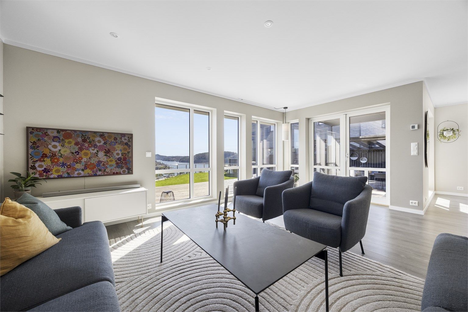 Fra stuen er det direkte utgang til en terrasse på hele 101 m².