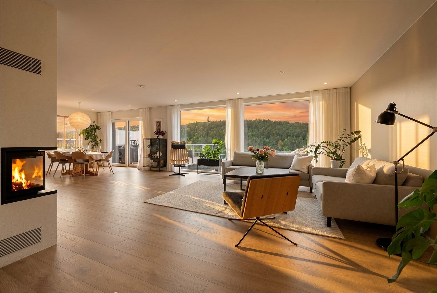Boligen fra 2018 har en åpen og sosial planløsning med peis og balansert ventilasjon
Foto: Stian Wiik