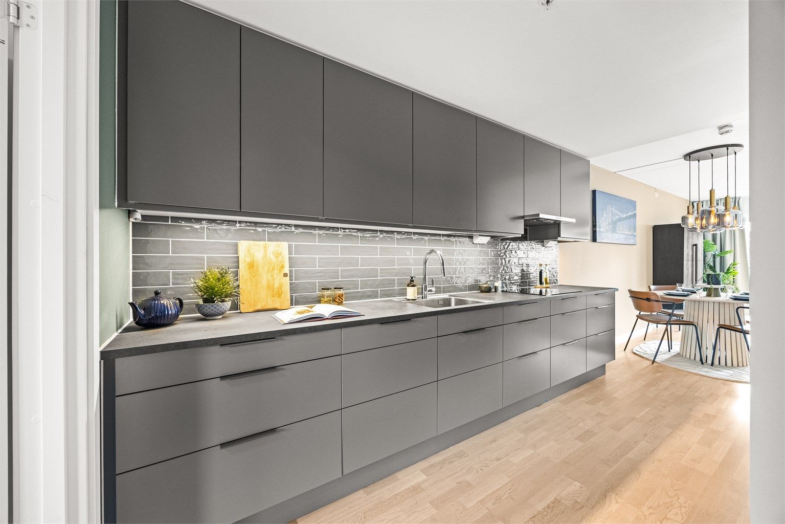 Kjøkkeninnredning fra Marbodal med glatte fronter, laminatbenkeplate og rikelig med skapplass.