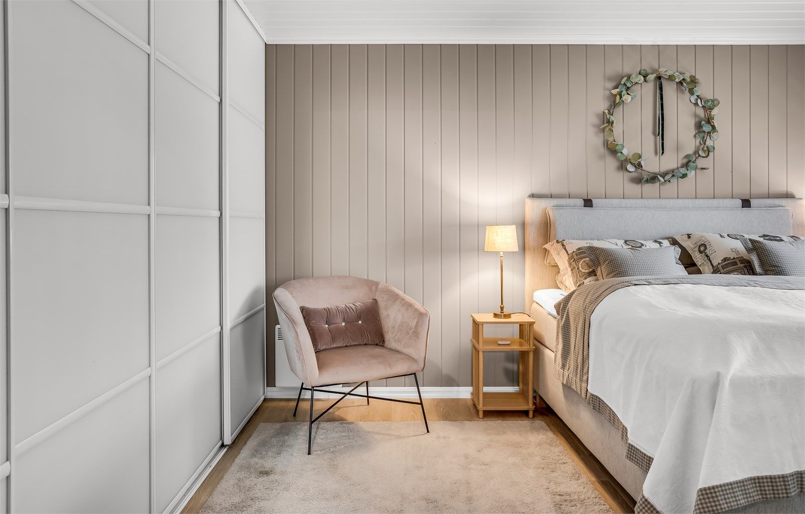 Stor skyvedørsgarderobe gir rikelig med oppbevaringsplass.