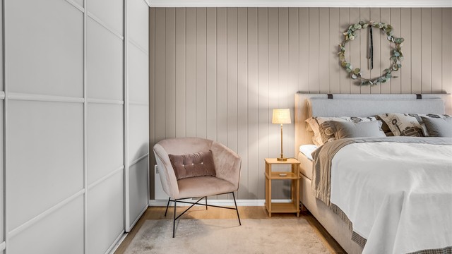 Stor skyvedørsgarderobe gir rikelig med oppbevaringsplass.