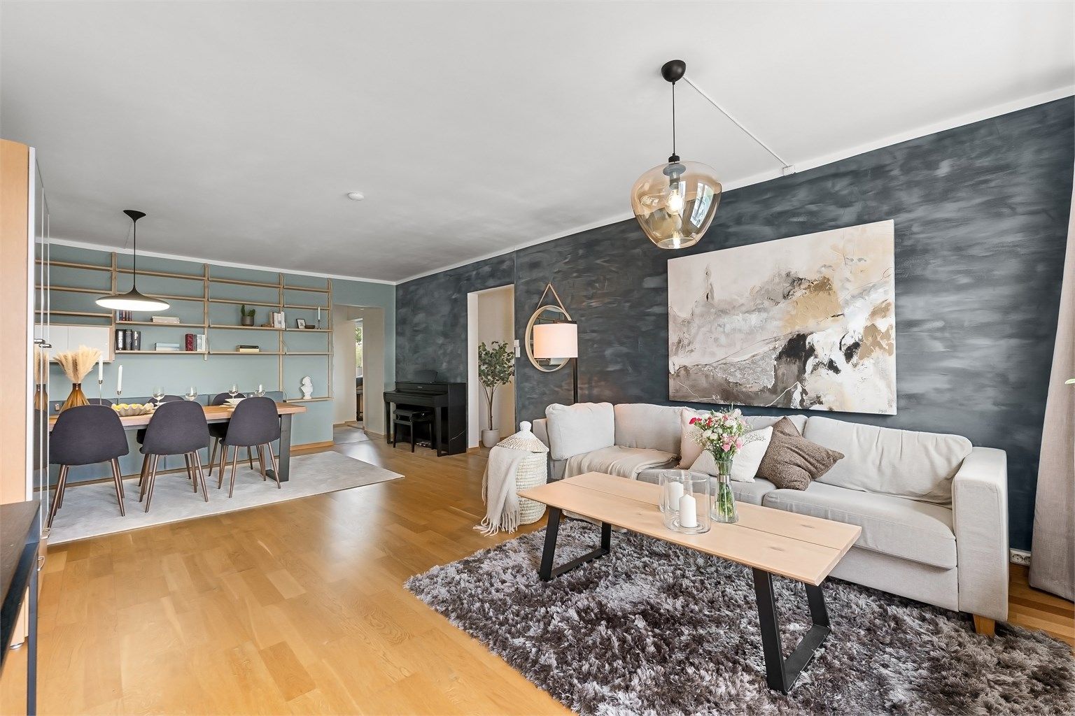 Den romslige stuen har plass til både sofagruppe og en egen spisedel.