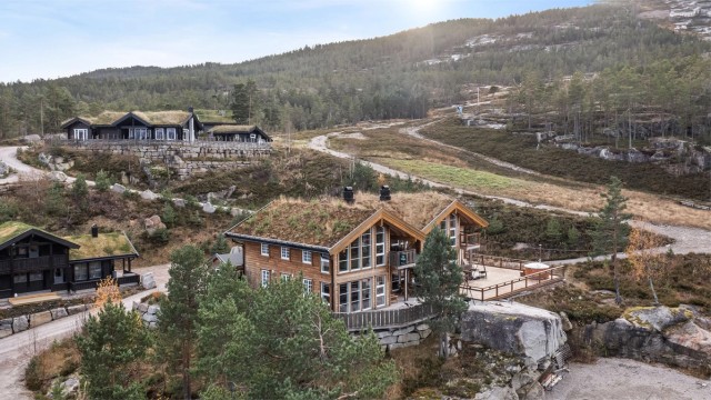 Hytten ligger i umiddelbar nærhet til alpinbakken, en utfordrende tur oppover om sommeren