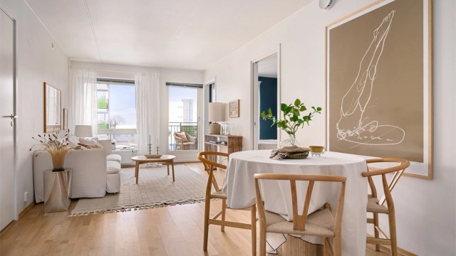 Sindre Nyhus v/Krogsveen presenterer en lys og innbydende 3-roms selveier fra 2014, beliggende i et rolig og populært boligområde.