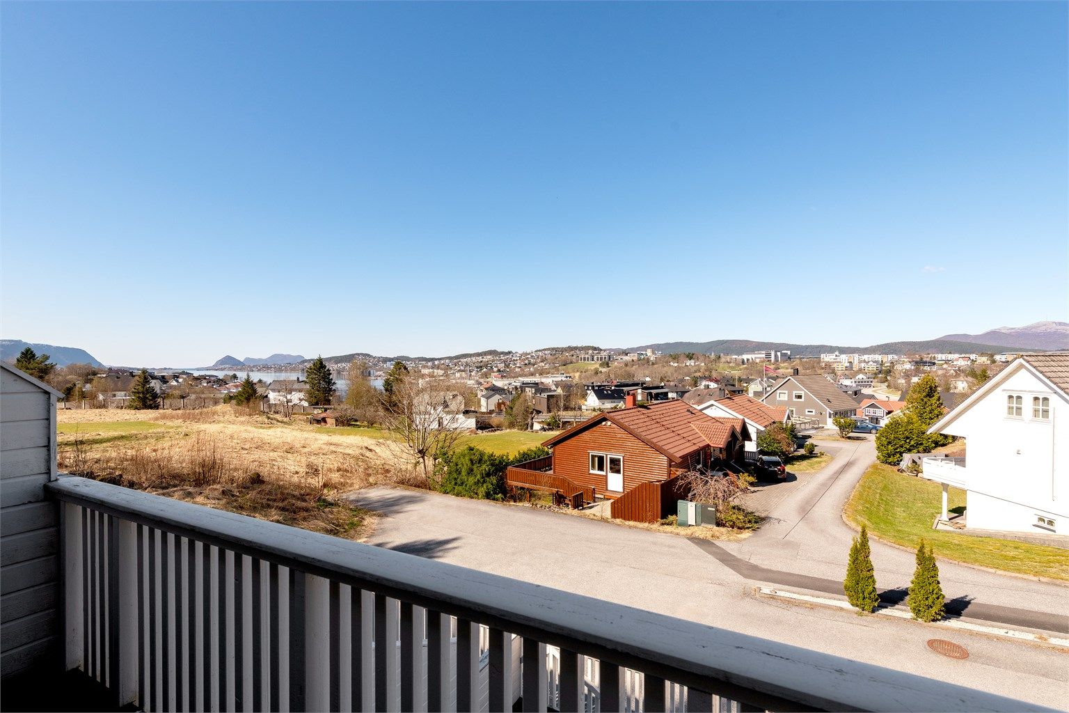 Flott utsikt mot nordvest fra verandaen - levegg mot nabo