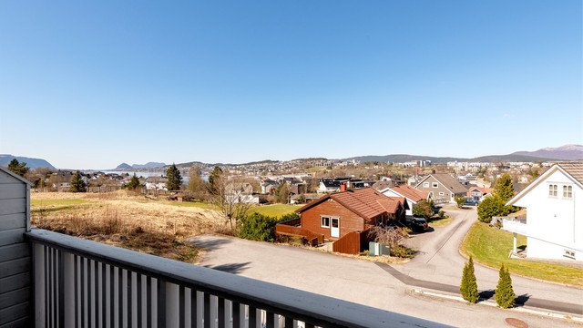 Flott utsikt mot nordvest fra verandaen - levegg mot nabo