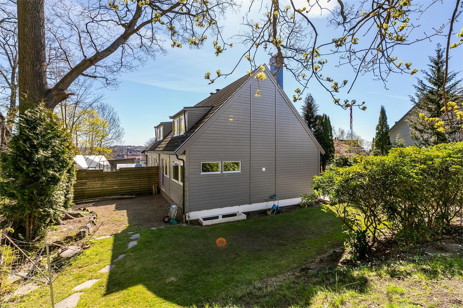 Boligen ble oppført i 1981, men er siden oppgradert ved flere anledninger. Yttertaket ble lagt om med ny takstein i 2006. Fasaden ble malt rundt 2020.