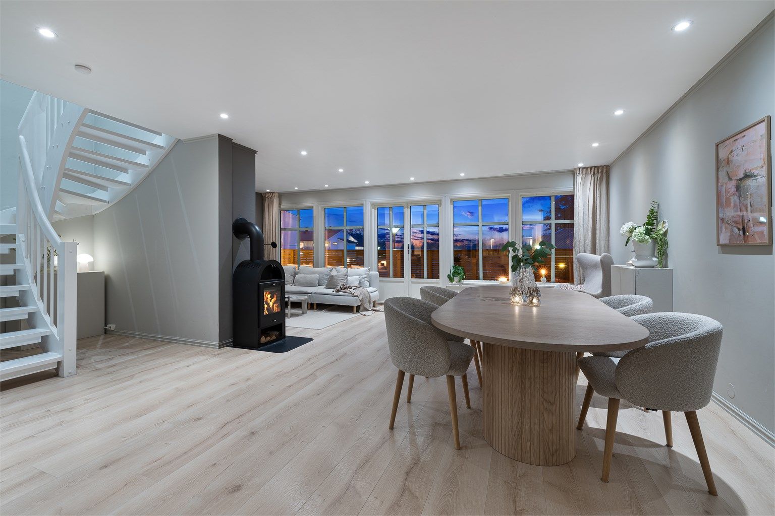 Første etasje har en åpen og sosial planløsning med nytt gulv lagt i 2021.