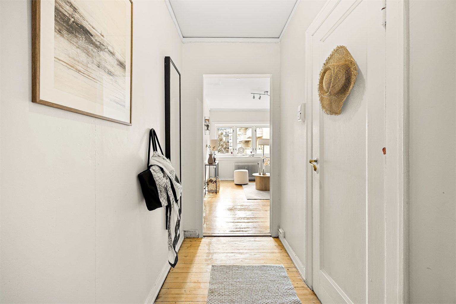 Lys og innbydende inngangsparti med plass til klesoppheng og oppbevaring av sko. Velkommen inn!