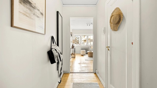 Lys og innbydende inngangsparti med plass til klesoppheng og oppbevaring av sko. Velkommen inn!