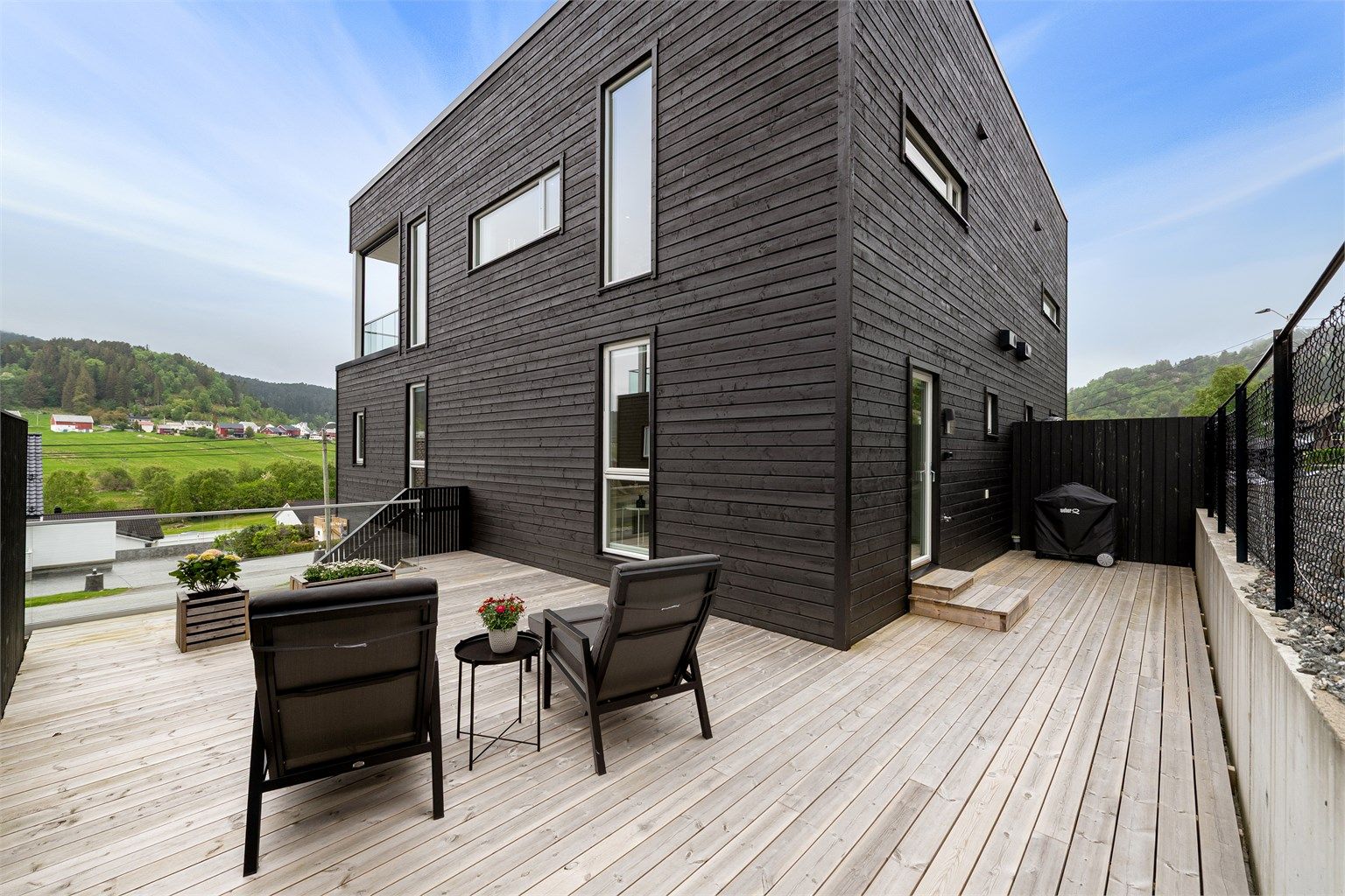 Fra første etasje er det utgang til en stor, sørøstvendt terrasse på 57 kvm med rekkverk i glass og metall.
Foto: Stian Wiik