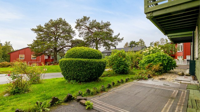 Her har du muligheter for å skape en trivelig uteplass hvor du kan nyte rolige dager i grønne omgivelser.