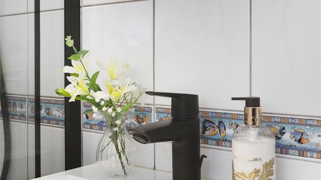 Detaljer fra badet, med vegghengt servantinnredning og ett-greps armatur.