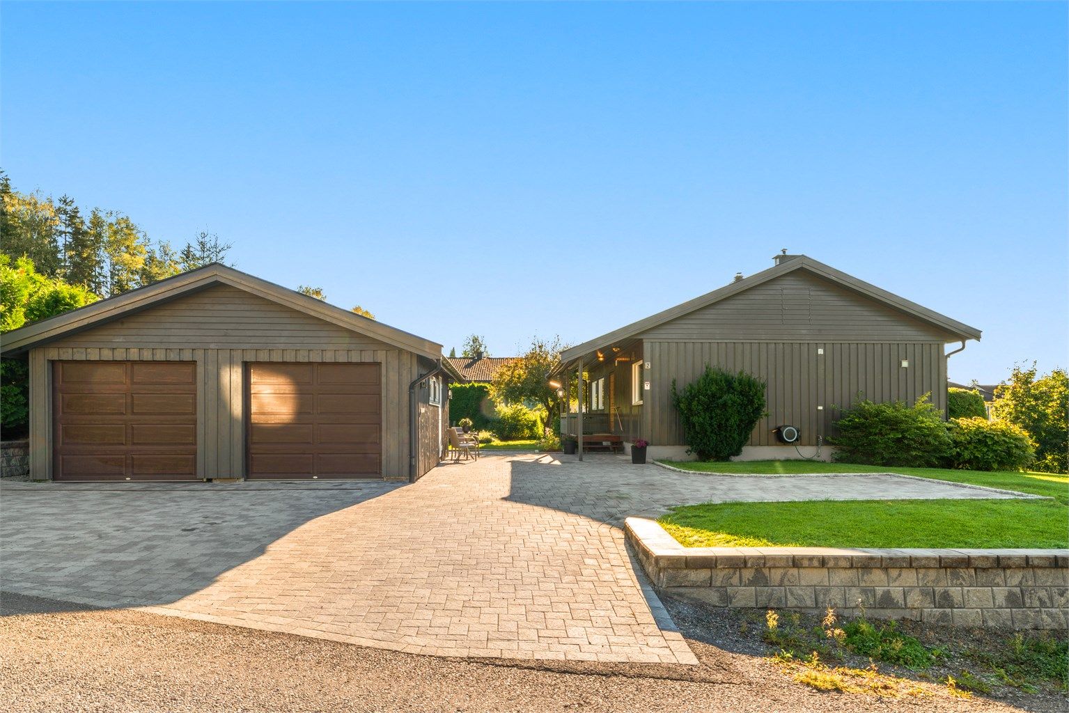 Parkering i dobbeltgarasje og god plass på egen gårdsplass. 