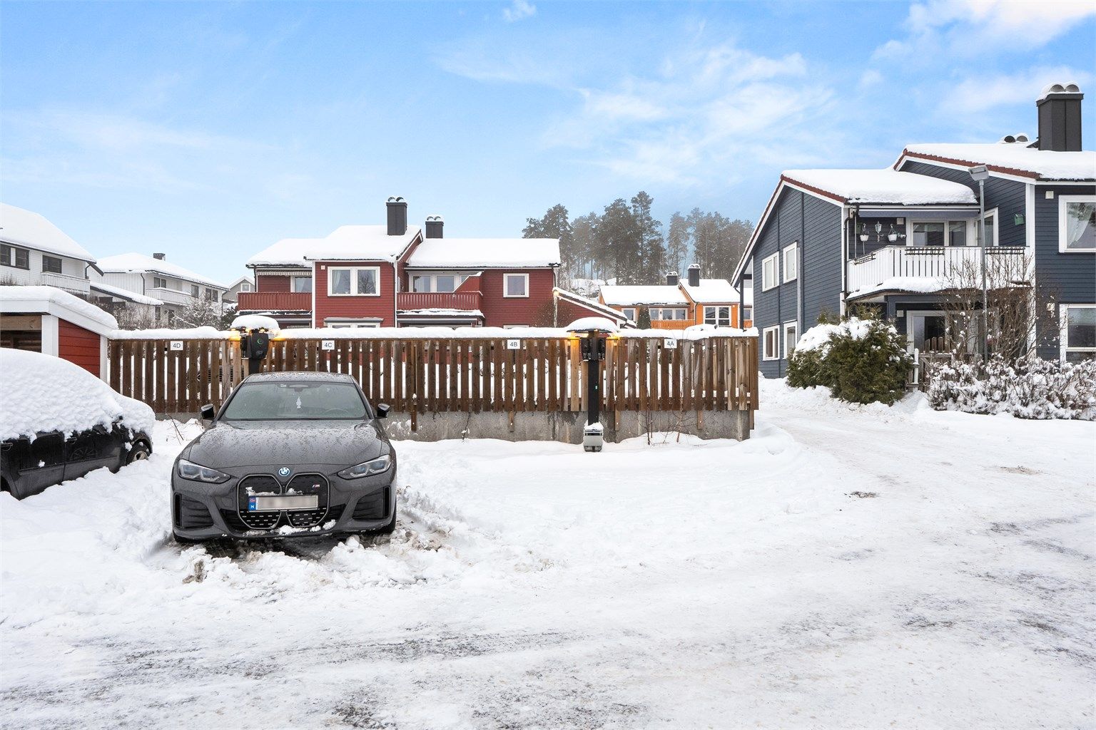 Leiligheten disponerer en biloppstillingsplass på fellesparkeringsplass merket med 4B