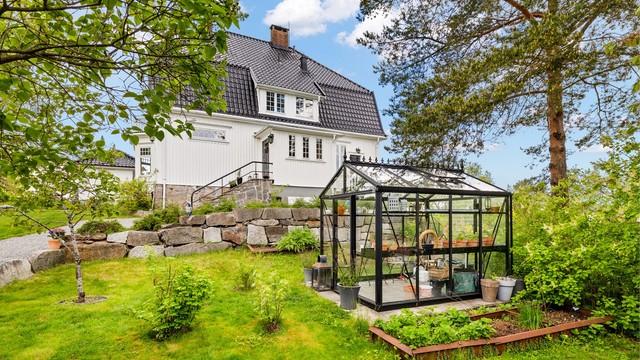 Flott opparbeidet hage med bl.a. drivhus