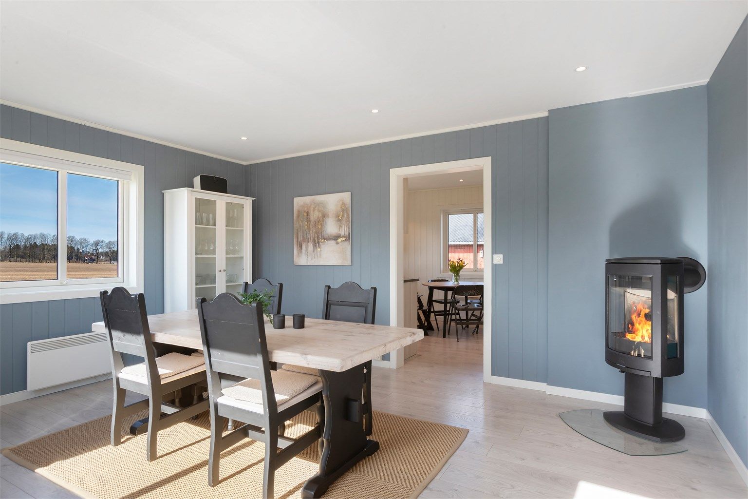 Spisestuen har god plass til langbord for hyggelige sammenkomster med familie og venner.