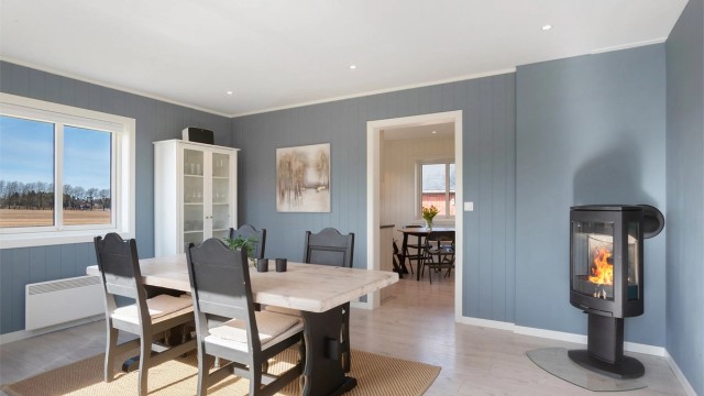 Spisestuen har god plass til langbord for hyggelige sammenkomster med familie og venner.