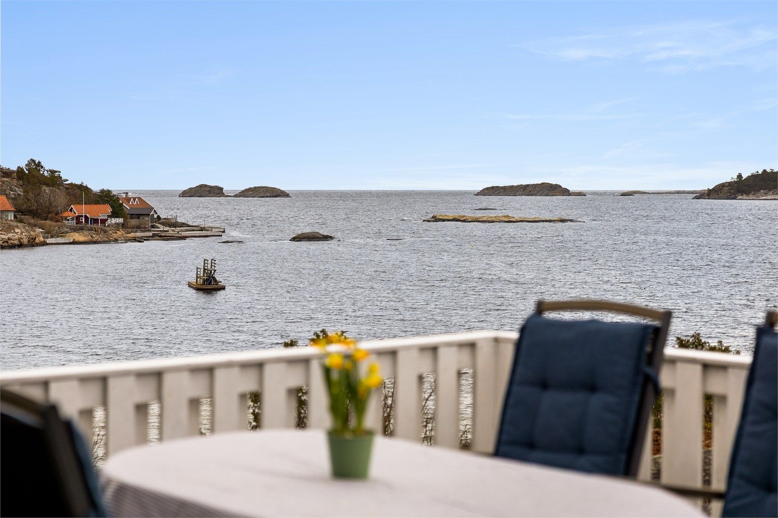 PÅ GODVÆRSDAGER ER det herlig å sitte på terrassen med havet mitt i mot. Noen holmer og skjær tar av for været på heftigere dager.