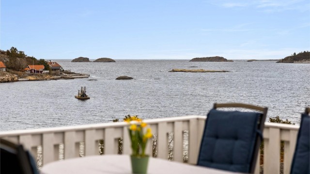 PÅ GODVÆRSDAGER ER det herlig å sitte på terrassen med havet mitt i mot. Noen holmer og skjær tar av for været på heftigere dager.