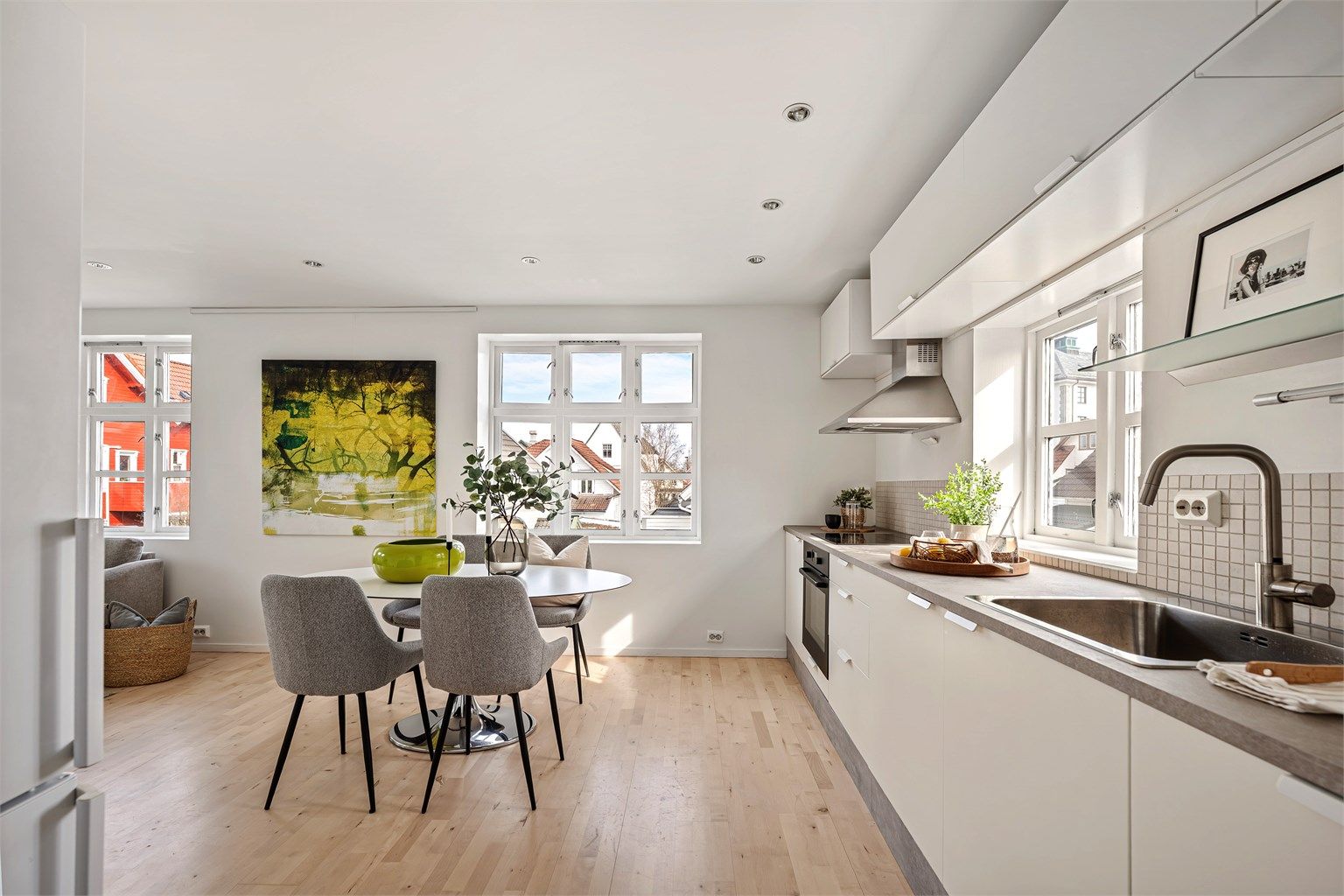 Videre kommer man til å pen og lys stue og kjøkken, som ligger i en åpen og sosial løsning.