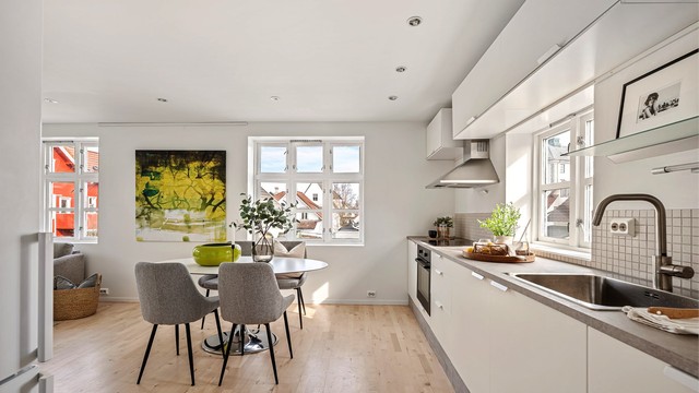 Videre kommer man til å pen og lys stue og kjøkken, som ligger i en åpen og sosial løsning.