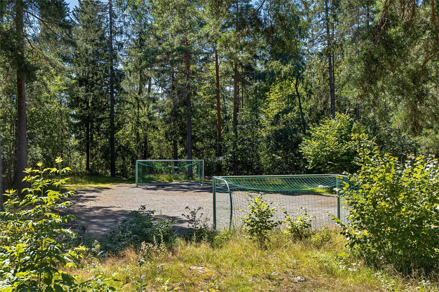 I tillegg finnes det en balløkke for fotball og lek.