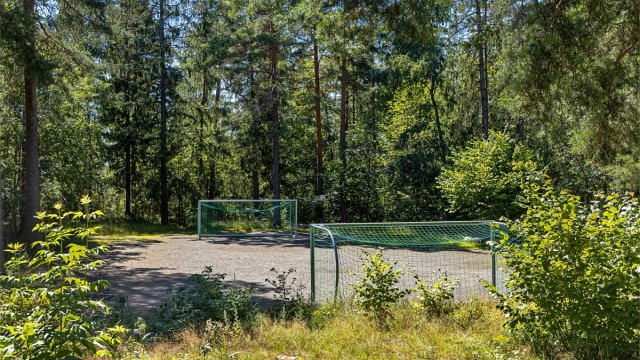 I tillegg finnes det en balløkke for fotball og lek.