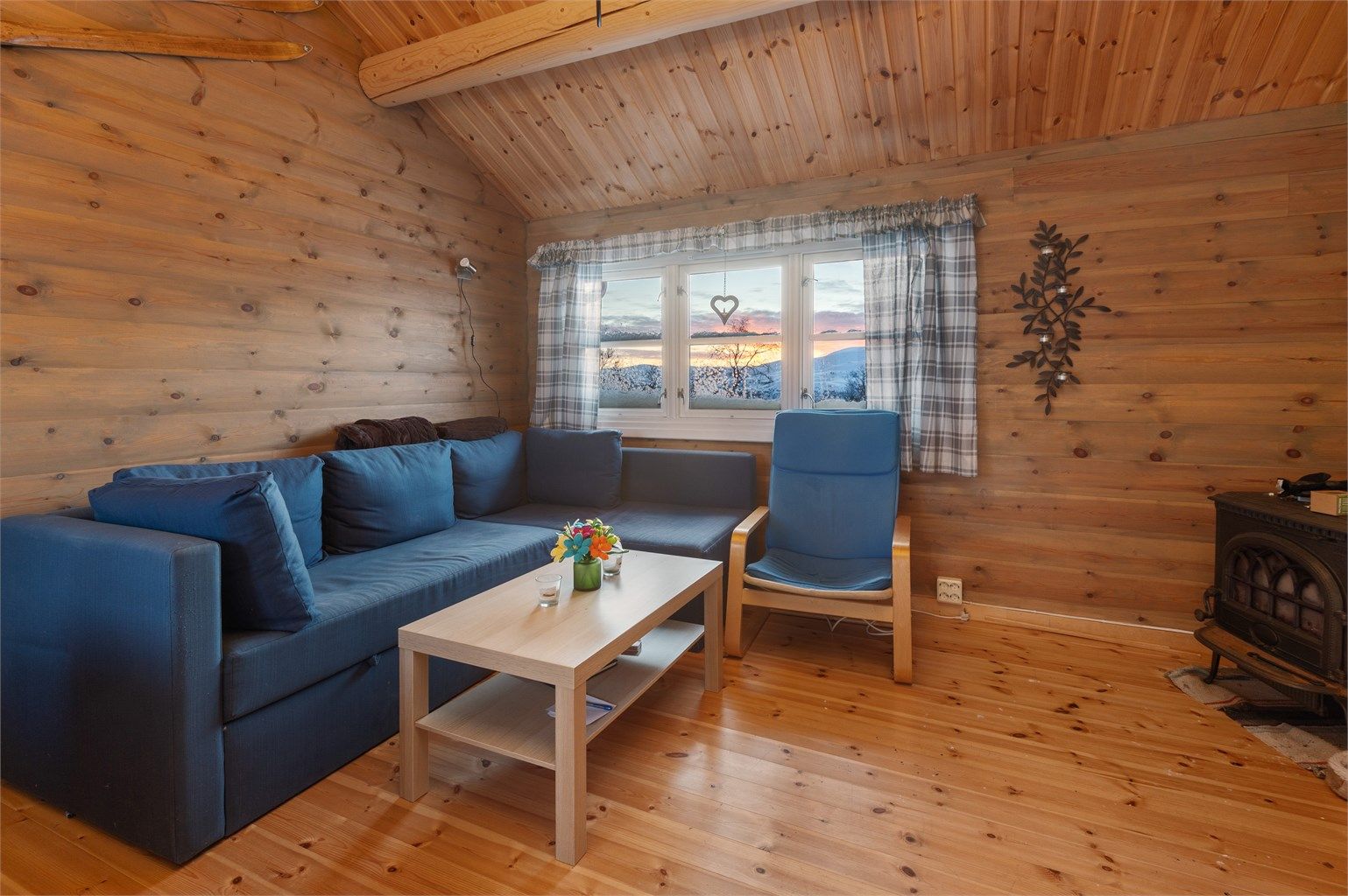 Rom innredet som stue/kjøkken. Ovnen er ikke tilkoblet pipe.