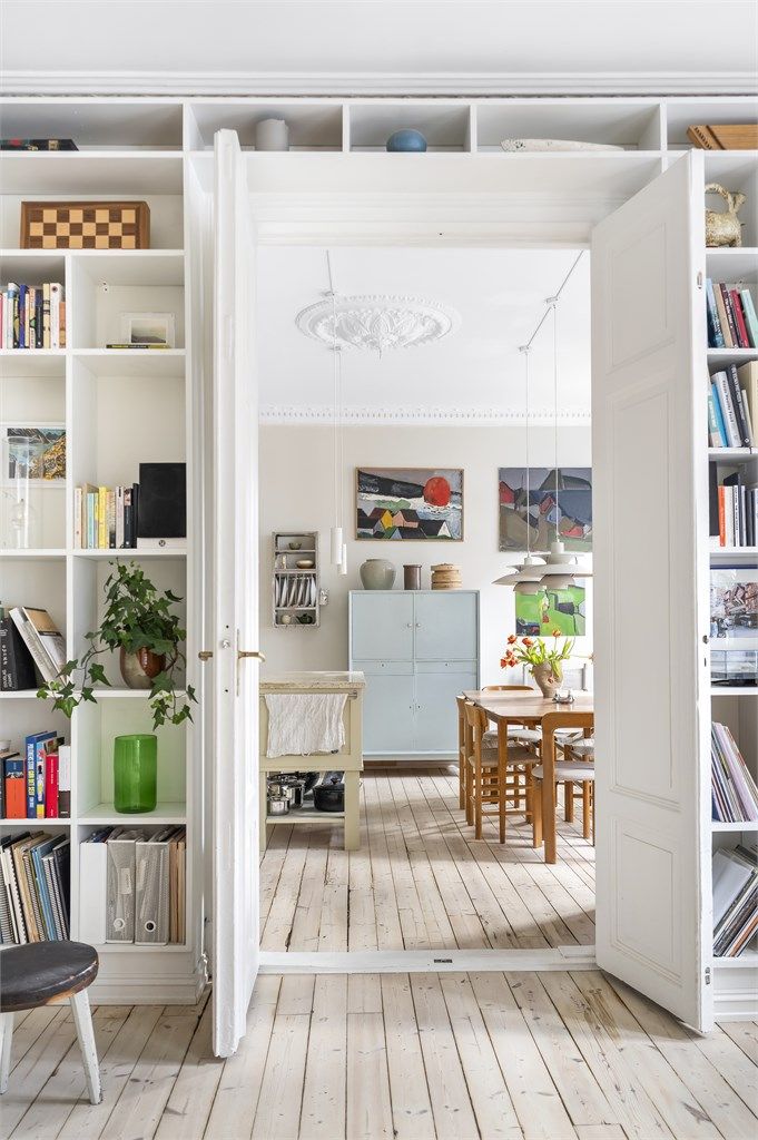 Tofløyet dør som skiller kjøkkenet fra stuen. 