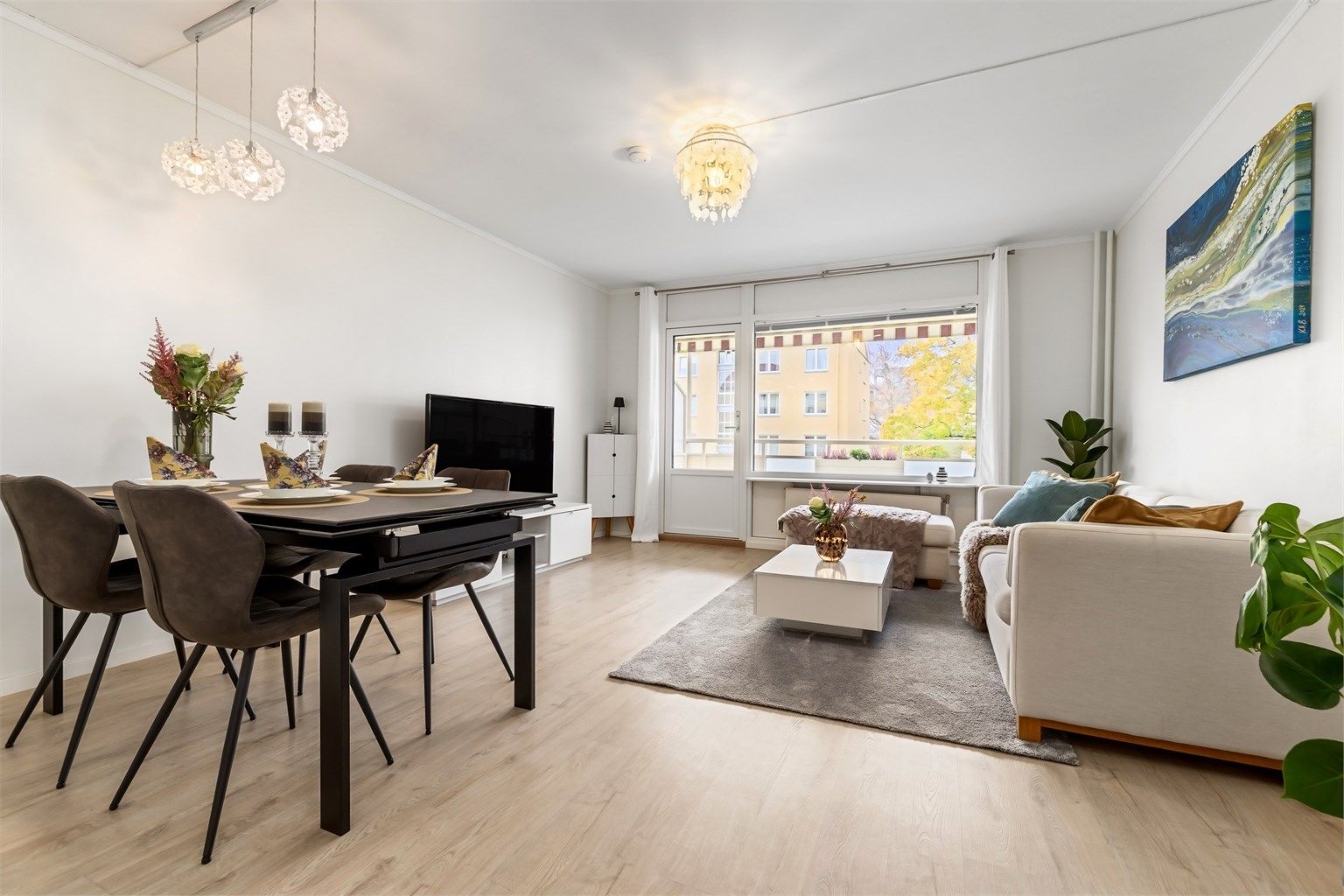 I stuen er det god plass til både sofa og spisebord